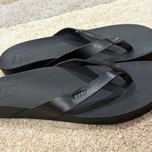 REEF Cushion Court 7 Black Vegan Leather Flip Flops Thong Sandals Worn Once